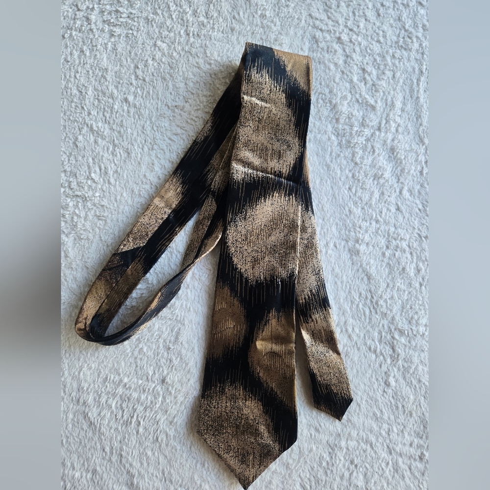 100% Italian Silk Johnny Carson Vintage Black Gold Tie